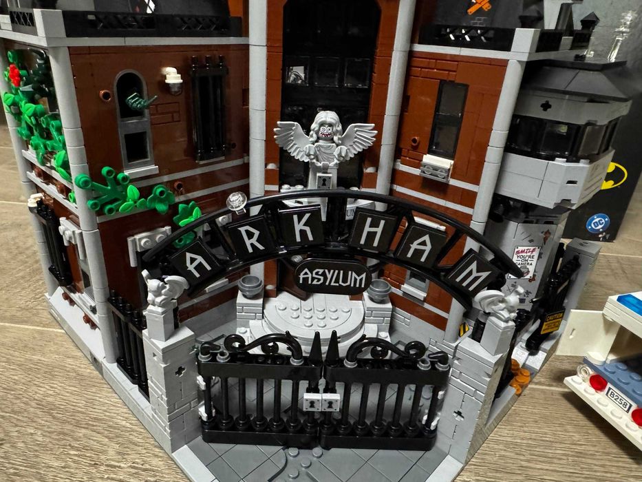 Original LEGO DC Super Heroes 76300 - Arkham Asylum