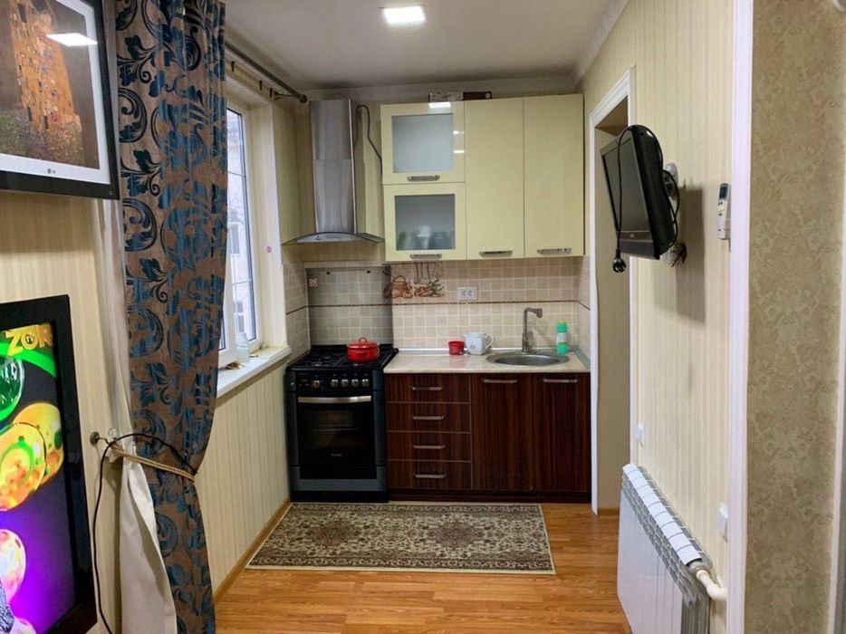 Шота Руставели ОЙБЕК 2 остановки  3/4/5 Кирпич квартира трехкомнатная