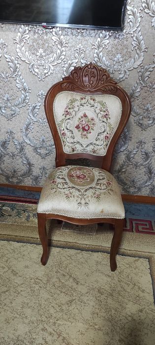 Продается стол со стульями в отличном состоянии