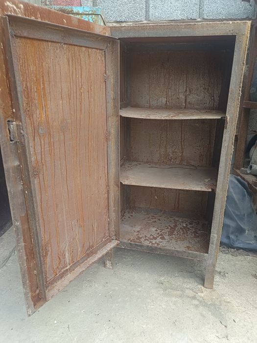 Металлический шкаф