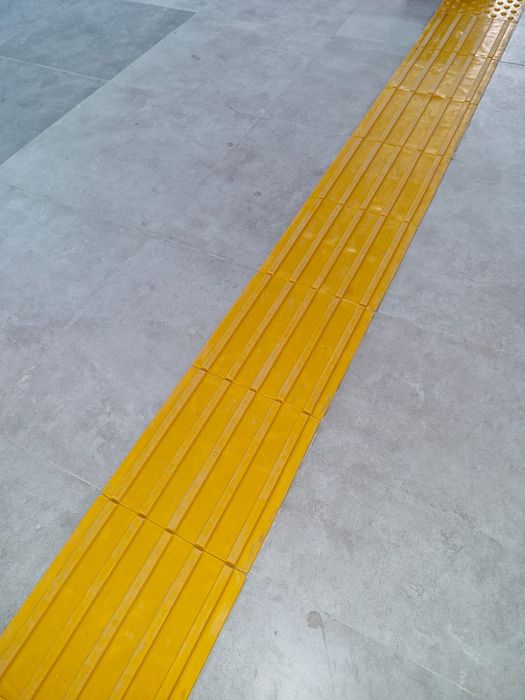 Стелим тактильные плитки улечные и внутреные