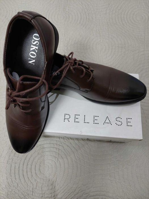 Vand pantofi maro baieti marime 38