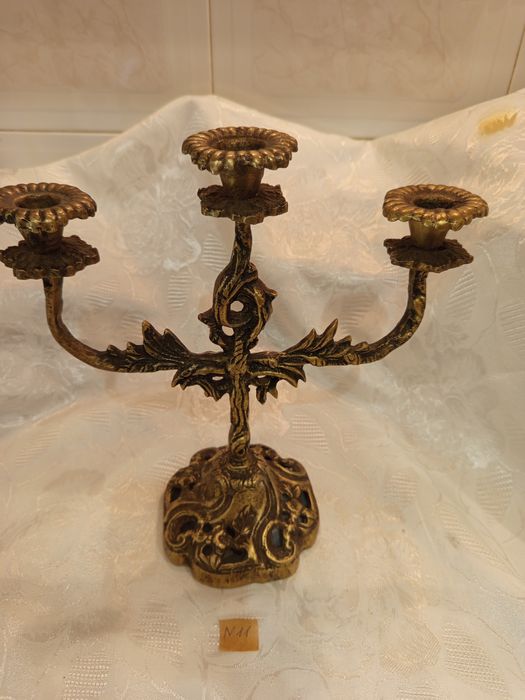 Масивни стари свещници и предмети