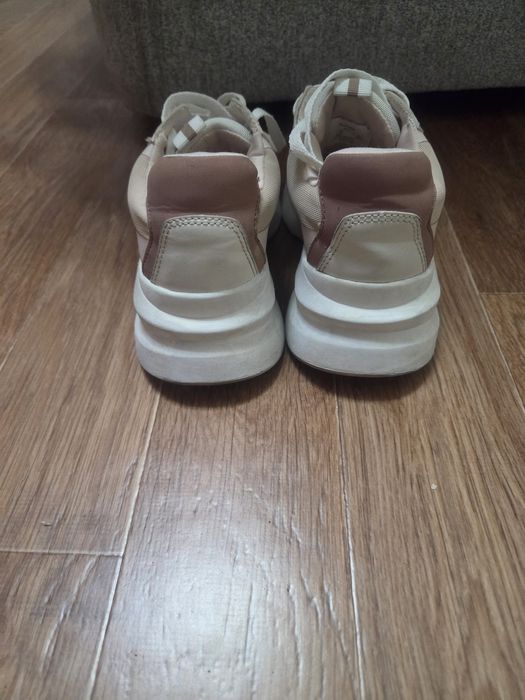 Продам женские кроссовки