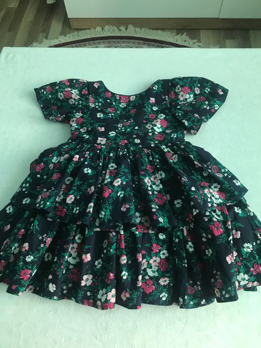 Платья нарядные  в идеальном состоянии .