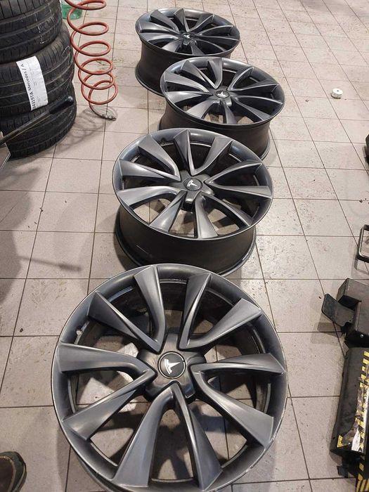 Tesla Model 3 Оригинални 20" Performance джанти