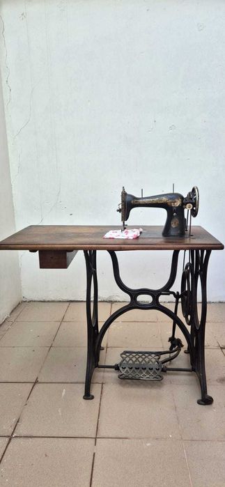 Masina de cusut Singer - Functioneaza, in stare buna