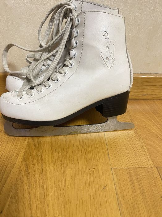 Vând patine mărimea 33