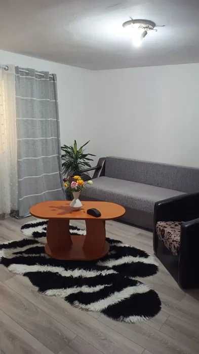 Casa Smeura (lângă Pitești, situat la 1 km de sensul giratoriu din Trivale)