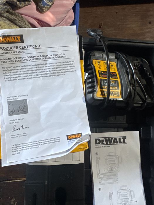 Laser Dewalt cu încărcător și baterie
