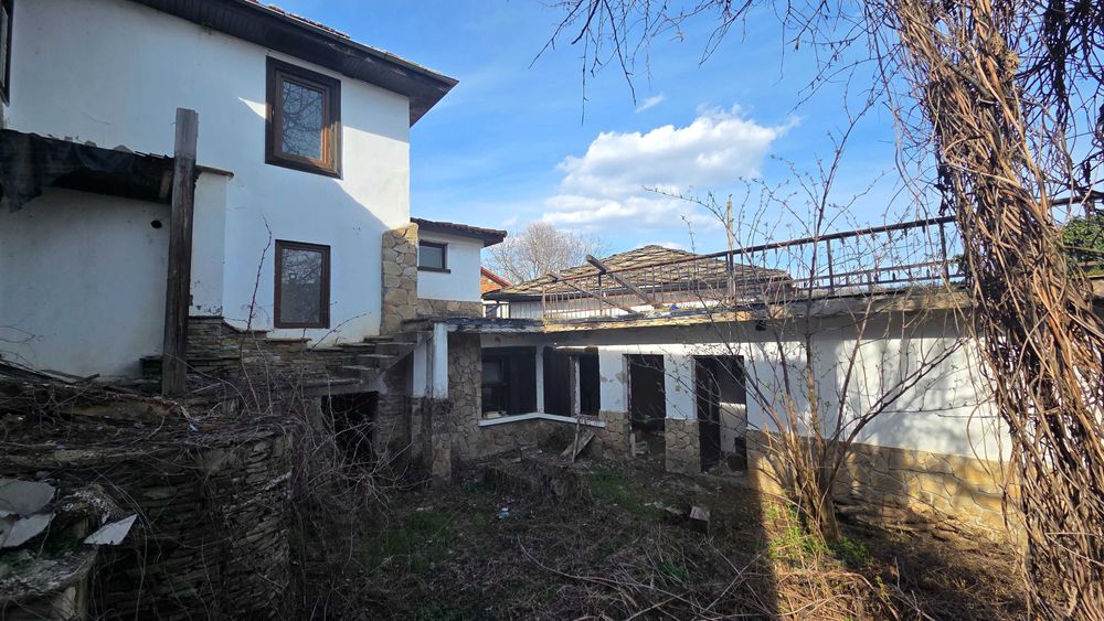 Продавам двуетажна Къща