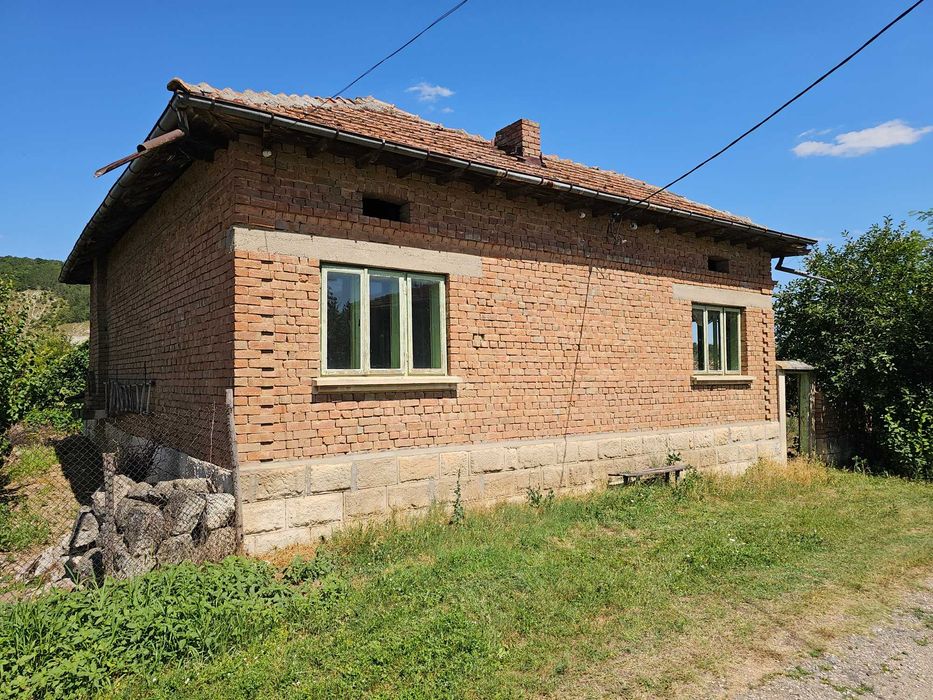 Къща с жилищна пристройка, равен двор и стопански постройки в с. Острица