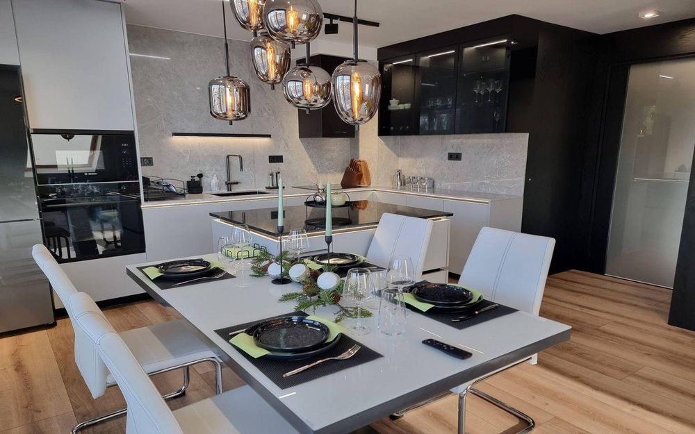 Дава се под наем Тристаен апартамент в Пловдив, Център - 130 кв.м за 1994.61 € - Снимка #2