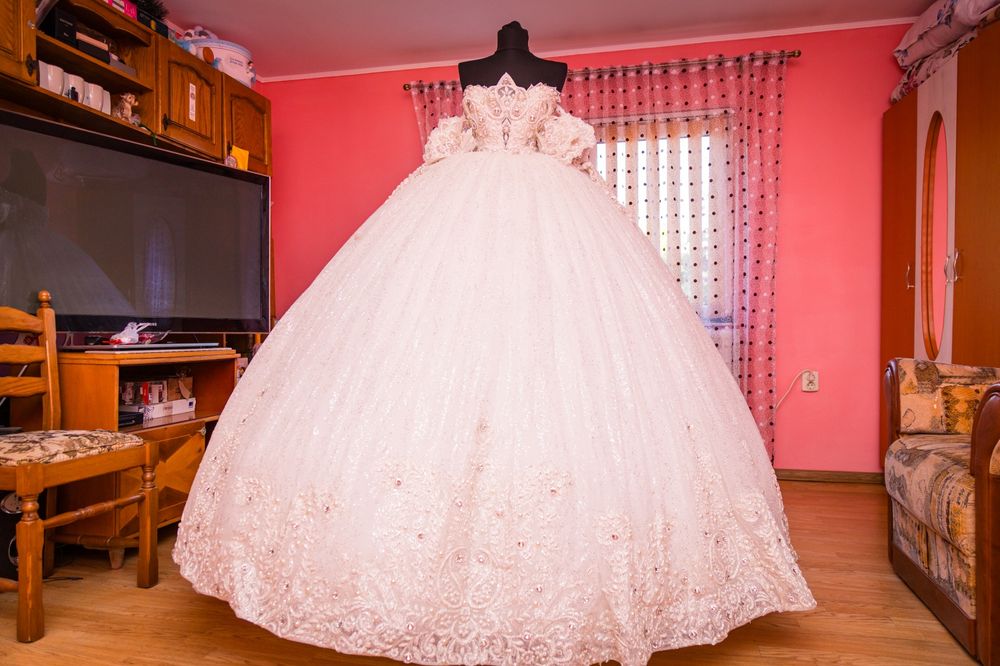 Rochie de mireasa tip printesa marimea 44.