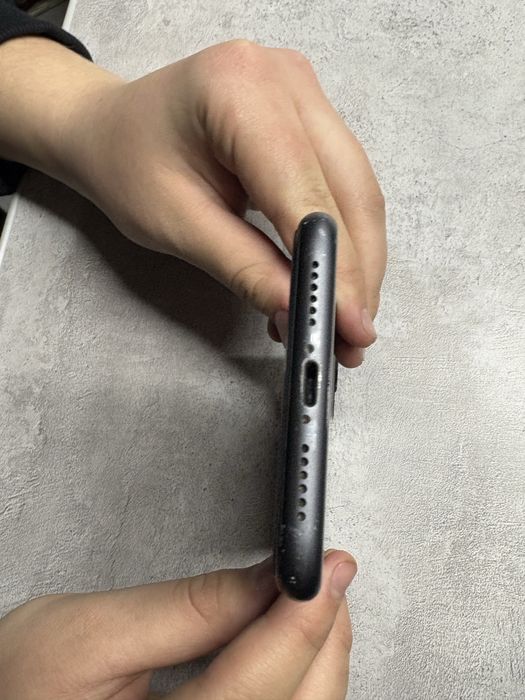 Продаю айфон 11 в идеале срочно