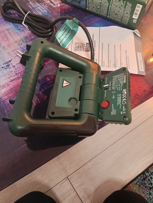 Lampa de lucru cu led și priza parkside