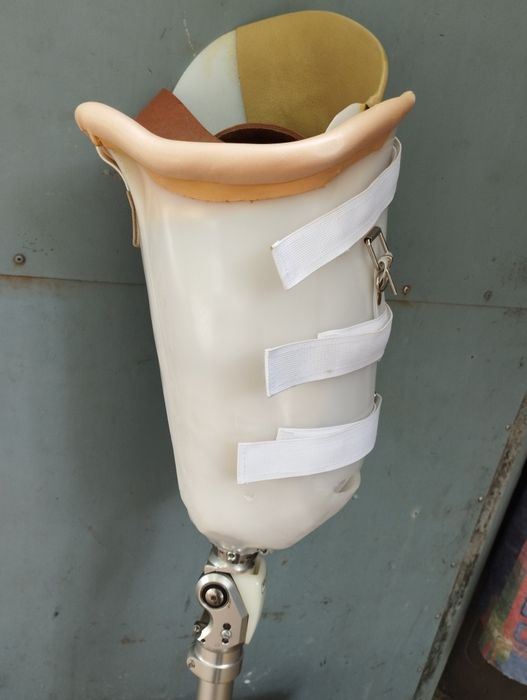 Proteza picior stâng cu articulație.