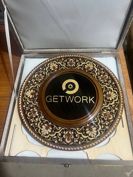 Тарелка ручной работы в подарочной коробке.