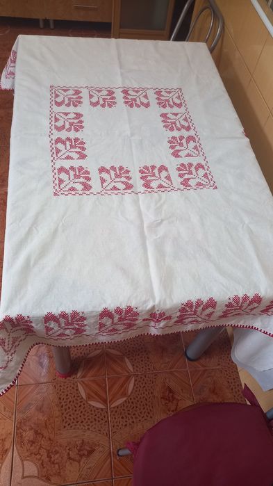 Vand 2 fete de masa superbe cusute manual cu ață roșie cu modele tradi