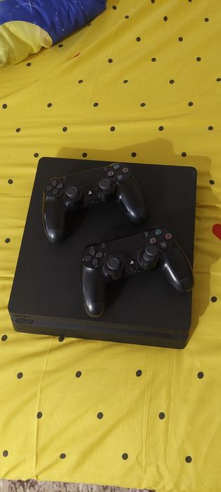Vand ps4 + 2 manete originale + 4 jocuri