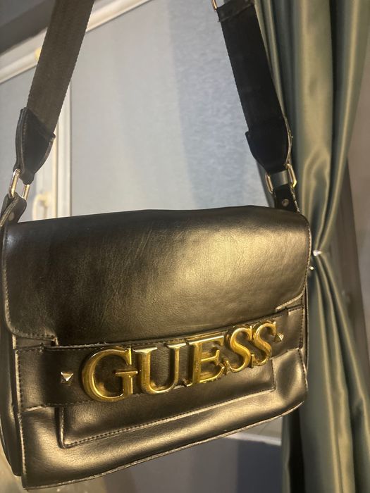 Маркова чанта Guess