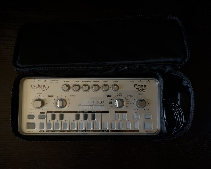 Cyclone Analogic TT-303 Bass Bot V2