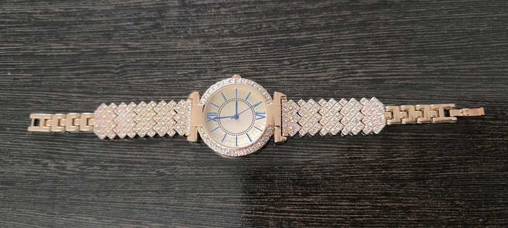 Красивые, стильные часы. Новые.