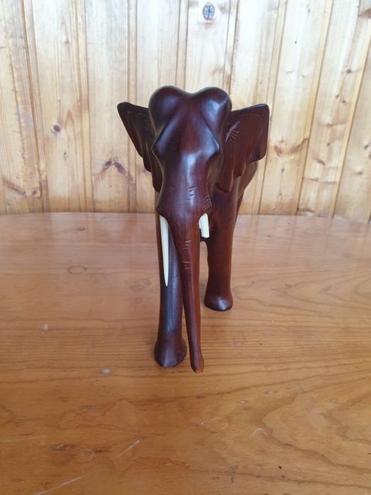 Vand Elefant din Lemn Sculptat
