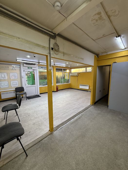 Сдам половину помещения