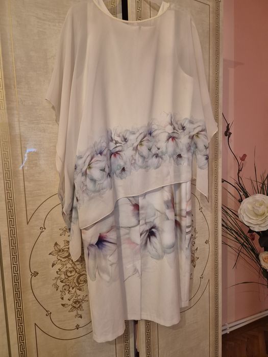 Vând rochiță 2 in 1 se poate purta doar stil maieu sau cu acel model peste,este set.