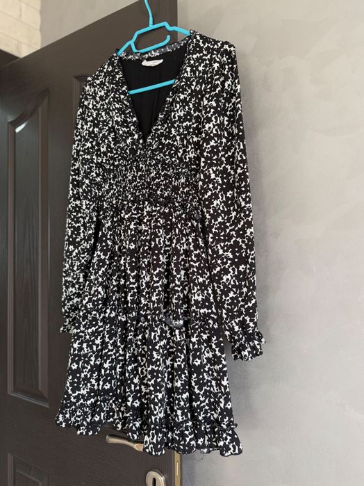 Рокля черно и бяло с ластик