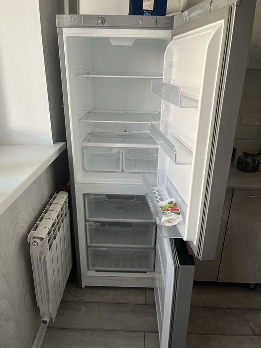Продам Холодильник (работает, но не морозит)