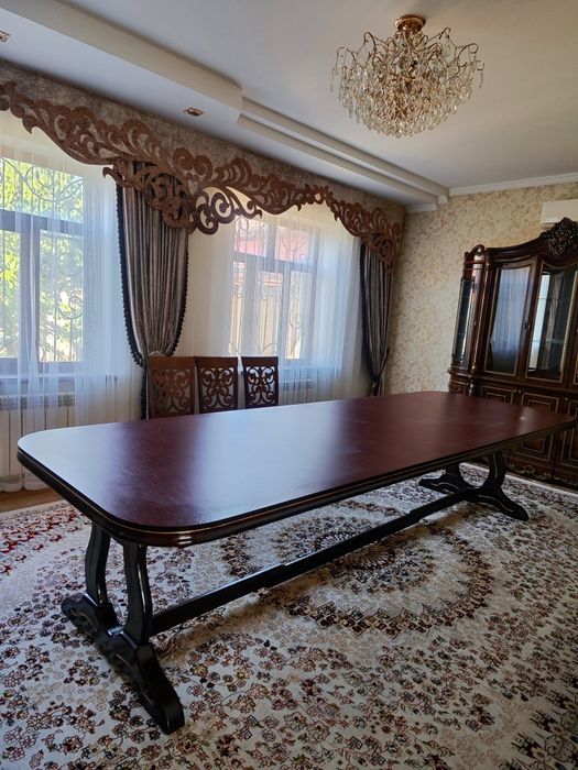 Продам стол и стулья для зала