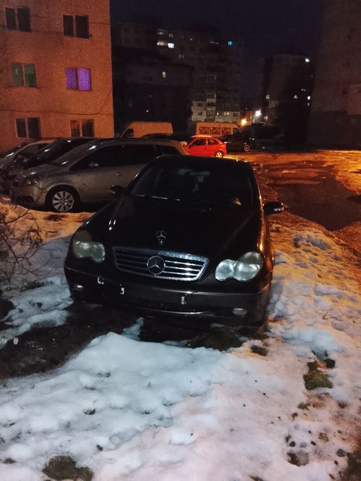 Vând Mercedes c180