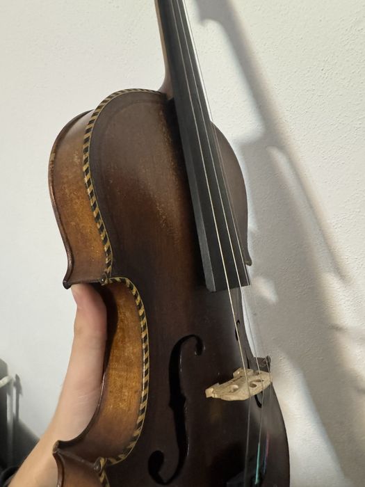 Vand vioara veche de peste 100 de ani  cu cap de leu