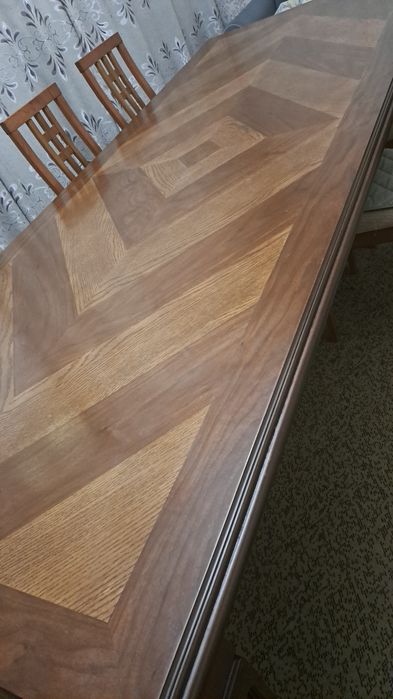 Стол деревянный для гостиной