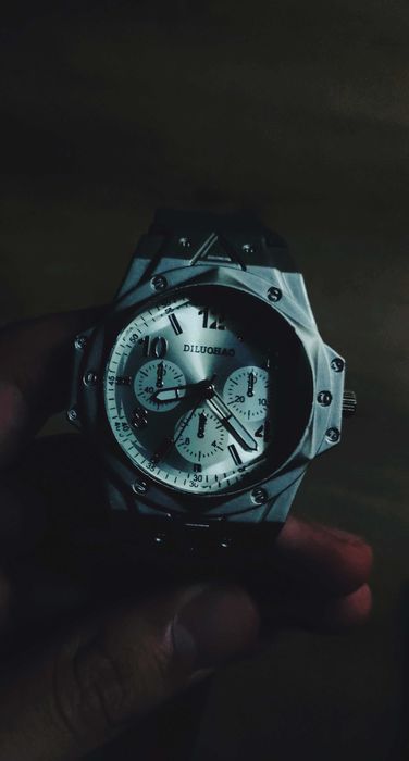 Часовник чисто нов на 1 месец