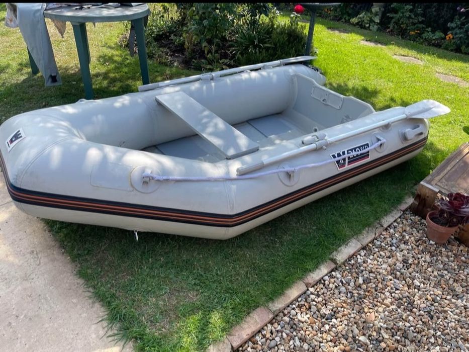 Надуваема лодка Wetline 260см с твърд под и двигател Evinrude 4к.с.