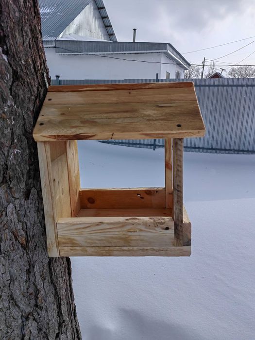 Құстарға ұялар сатылады.