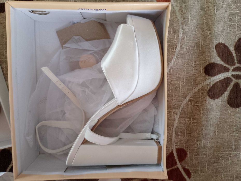 Перлено бели обувки с токчета