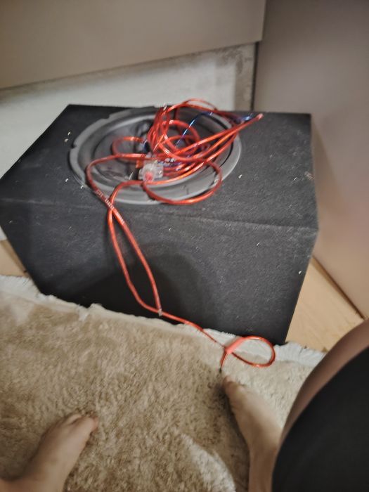 Продаётся сабвуфер JBL с корпусом