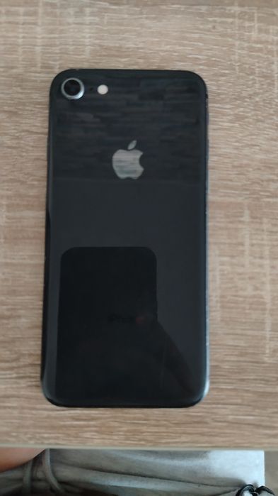 Vand iphone 8  cu 64 gb