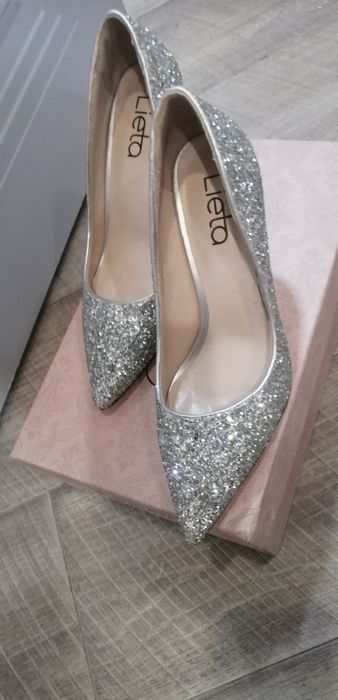 Туфли  усыпанные стразах