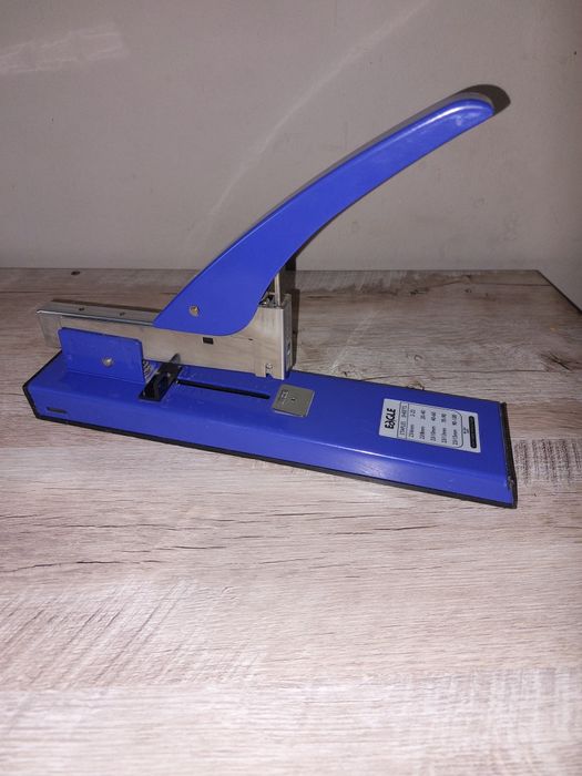 Большой,канцелярский степлер.