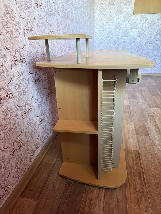 отдам компьютерный стол даром (самовывоз)