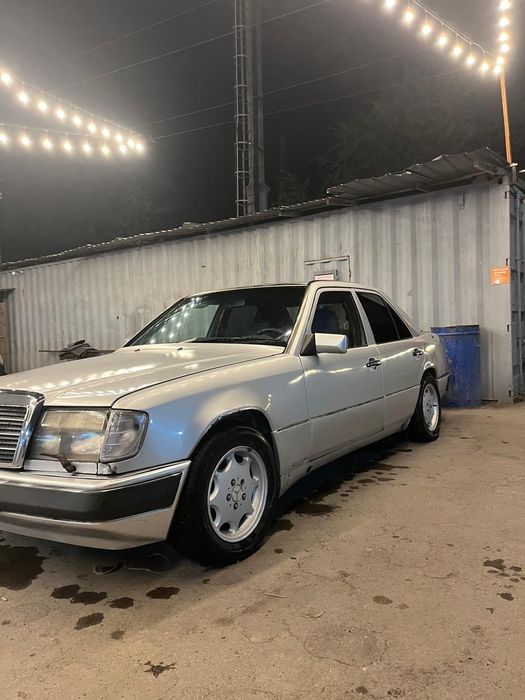 W124 Mercedes-Benz E200
