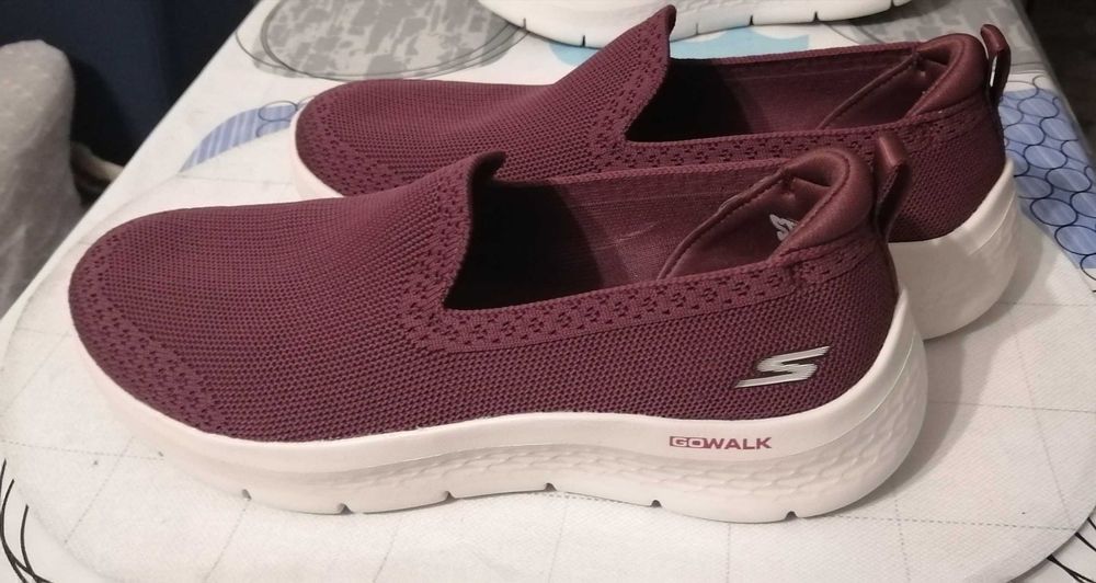 Vand Sneakers si pantofi