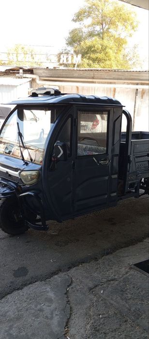 Uch ĝildirakli motoroller.