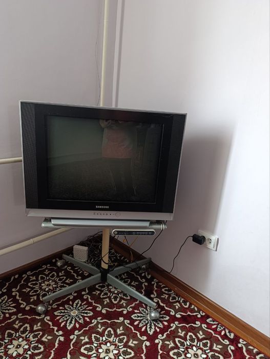 Телевизор вместе с подставкой