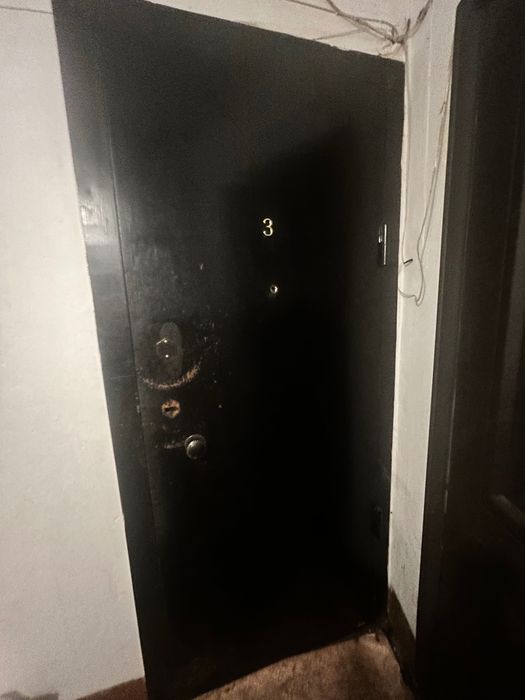 Продам входную дверь правая